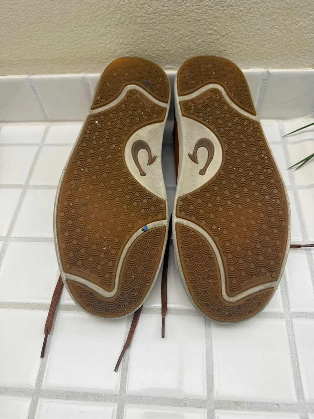 OluKai Lae’ahi Li ‘Ili Men’s Leather Sneakers – Size 9.5